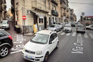 Adrano, rissa furibonda in via Cappuccini: traffico paralizzato