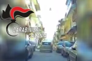 Palagonia, inseguimento contromano in pieno centro per 24enne che non si ferma ai controlli: denunciato (VIDEO)