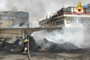 Misterbianco, incendio in un capannone di via Zenia: crollo parziale del tetto