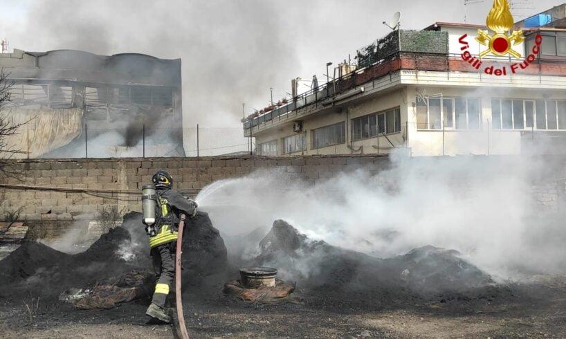 Misterbianco, incendio in un capannone di via Zenia: crollo parziale del tetto