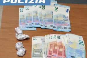 Adrano, vede i poliziotti e lancia il marsupio con la droga: 34enne denunciato