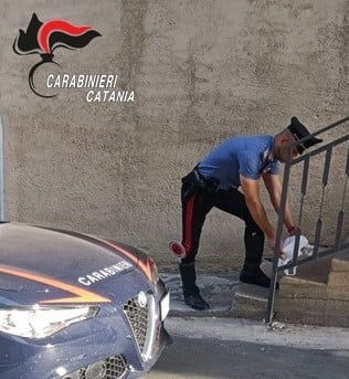 Palagonia, goffo tentativo di depistaggio per occultare 390 grammi di marijuana: 50enne arrestato