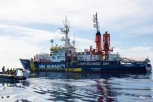 Migranti, sbarcati a Catania i 186 di ‘Humanity 1’ in mare per 5 giorni: “Malta ha ignorato richieste di soccorso”