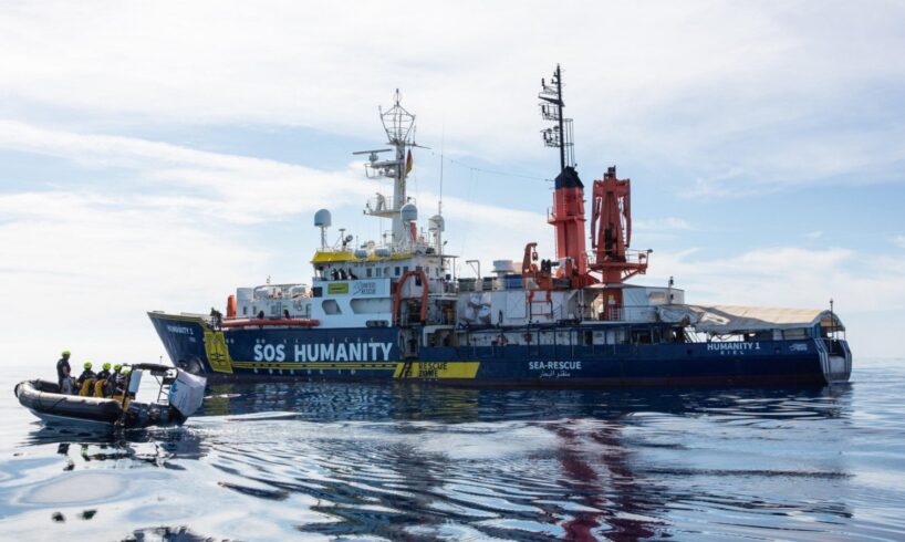 Migranti, sbarcati a Catania i 186 di ‘Humanity 1’ in mare per 5 giorni: “Malta ha ignorato richieste di soccorso”