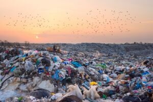 Torna a chiudere da domani l'impianto di Trattamento meccanico biologico della raccolta indifferenziata della discarica della Sicula Trasporti, di contrada Coda volpe a Lentini, e scatta nuovamente l'emergenza rifiuti per 200 comuni della Sicilia, compresa Catania. Gli amministratori giudiziari della struttura spiegano che dopo avere riavviato l'impianto di Tmb il 26 giugno scorso, in applicazione di un provvedimento del presidente della Regione Siciliana, che è anche commissario per l'emergenza rifiuti nell'isola, ha ricevuto la disponibilità al conferimento e l'avvio delle procedure di omologa da sole due delle quattro società gestori di discariche citate dalla Ordinanza, la Impianti Srr Ato 4 di Caltanissetta e la Catanzaro Costruzioni. «In considerazione di questo e della conseguente saturazione degli spazi disponibili per lo stoccaggio delle balle filmate di rifiuto Eer 191212 - scrivono gli amministratori giudiziari della Sicula Trasporti - la scrivente società non potrà materialmente proseguire l'attività di trattamento, e quindi di ricezione, oltre il 02 luglio del 2024, riservandosi peraltro di limitare i conferimenti già dal 1 luglio se le condizioni di sicurezza dell'area conferimento lo richiedessero. Si chiede, con urgenza - conclude il documento - una visita ispettiva al fine di constatare quanto affermato da parte degli organi di controllo del territorio: Arpa Sicilia, Arpa Uos Attività produttive Catania, comando provinciale dei Vigili del fuoco e Asp di Catania».