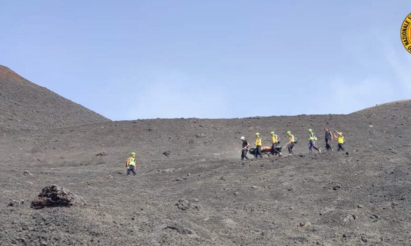 Etna, soccorso turista marchigiano dopo infortunio al ginocchio: sul versante nord