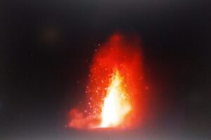 Etna, stop all’emissione di cenere ma l’aeroporto chiude: la ’nube’ ha raggiunto i 5 km