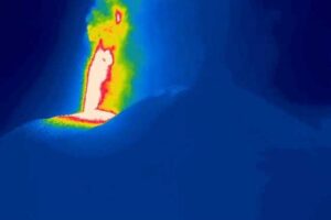 Etna, in aumenta l’attività stromboliana con fontane di lava: forti boati avvertiti dai comuni pedemontani