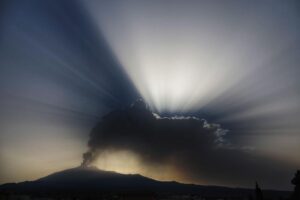 Etna, da Adrano la foto più bella del vulcano ‘sputa cenere’