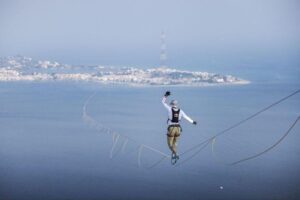 Sport, il ‘quasi record’ della traversata dello Stretto su una fune sospesa: l’estone Roose cade e il primato sfuma