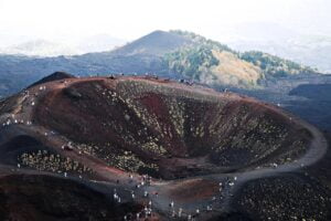 Etna, turista americano muore per un malore durante un’escursione