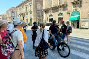 Catania, Polizia usa bici elettriche per il controllo del territorio: anche dentro il Giardino Bellini