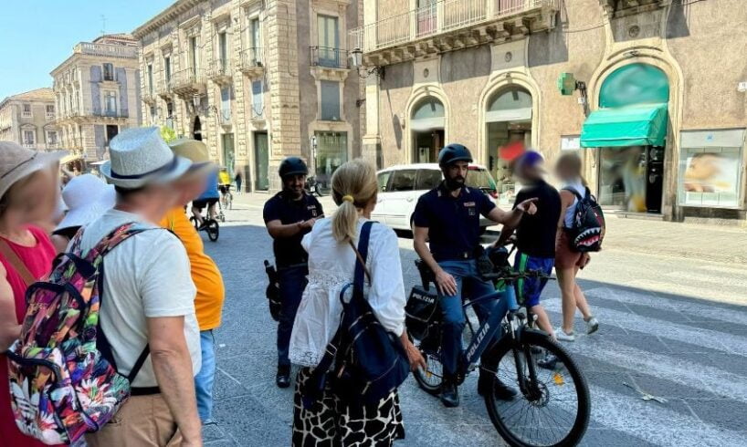 Catania, Polizia usa bici elettriche per il controllo del territorio: anche dentro il Giardino Bellini