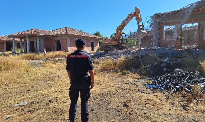 Adrano, altre 3 costruzioni abusive demolite su ordine della Procura: in contrada Naviccia