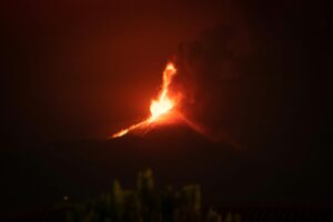 Etna, esaurita l’attività stromboliana dal cratere Voragine: colata lavica debolmente alimentata