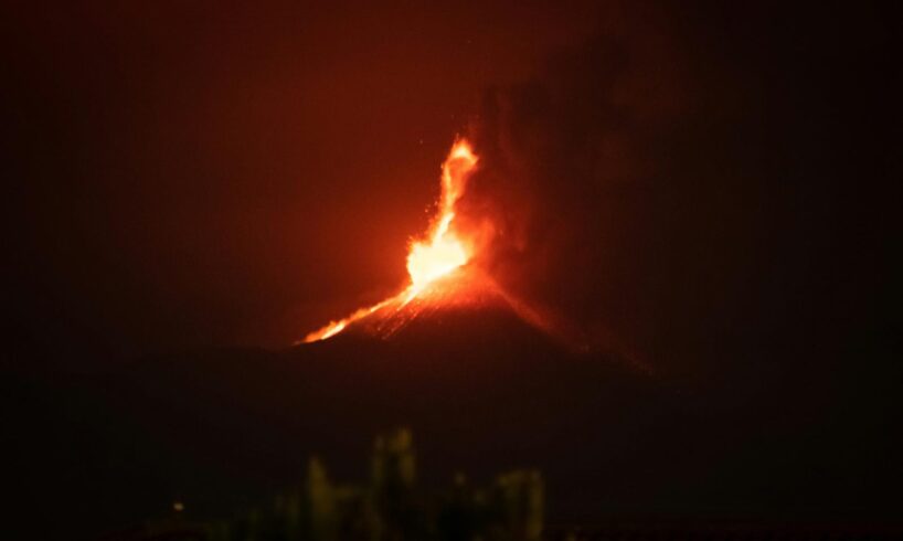 Etna, esaurita l’attività stromboliana dal cratere Voragine: colata lavica debolmente alimentata