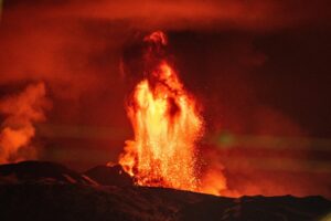 Etna, esplosione impulsiva dal cratere di Nord-Est: attività stromboliana interna al vulcano