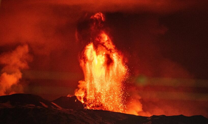 Etna, esplosione impulsiva dal cratere di Nord-Est: attività stromboliana interna al vulcano