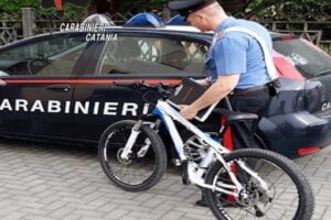 Catania, tenta di rubare una bici e un ‘car tablet’ dai garage di un condominio: 23enne denunciato