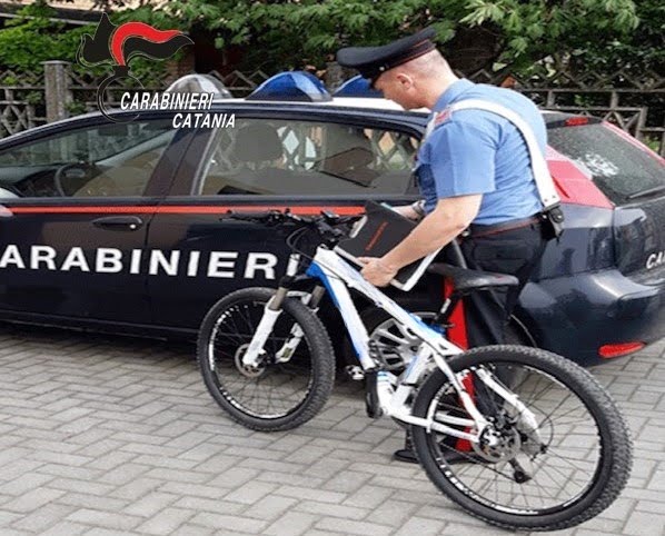 Catania, tenta di rubare una bici e un ‘car tablet’ dai garage di un condominio: 23enne denunciato