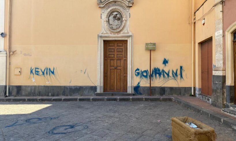 Paternò, muri imbrattati nella chiesa di Santa Margherita: l’appello ad amare la città