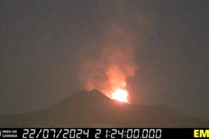 Etna, fontana di lava dal cratere Voragine: emissione di cenere verso est-sud-est