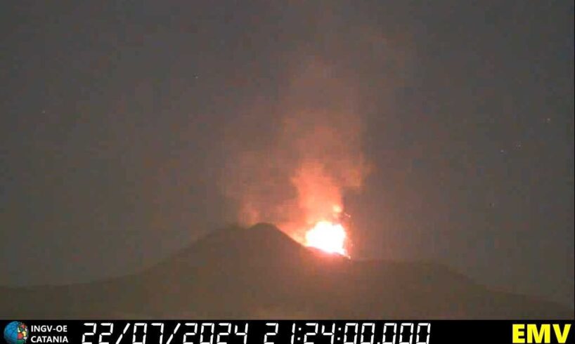 Etna, fontana di lava dal cratere Voragine: emissione di cenere verso est-sud-est