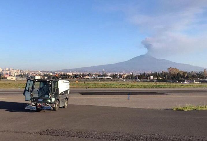 Etna, aeroporto Fontanarossa riapre gradualmente: a Catania mezzi a due ruote fermi per 48 ore