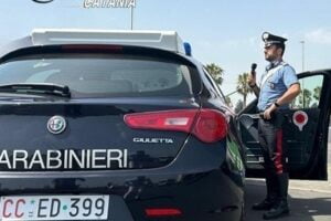 Catania, evade dalla comunità e torna a minacciare il padre: donna di 32 anni finisce in carcere