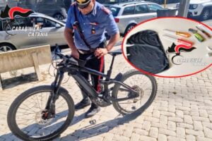 Randazzo, due minori in bici con coltello e passamontagna tra i negozi del centro: denuncia per uno