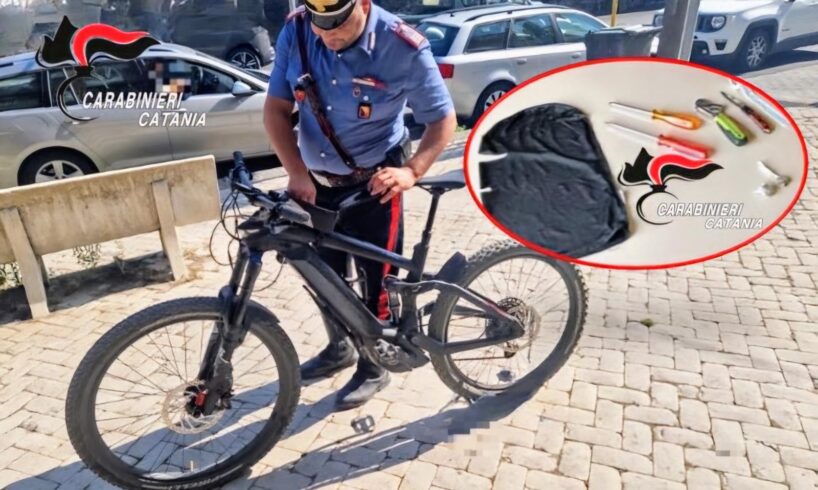 Randazzo, due minori in bici con coltello e passamontagna tra i negozi del centro: denuncia per uno