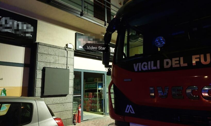 Paternò, incendio in un supermercato: forse un guasto al contatore