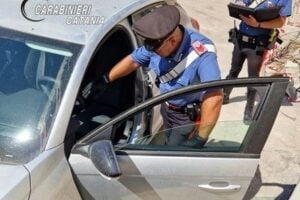 Paternó, getta la droga dal finestrino dell’auto: ai domiciliari pusher 49enne