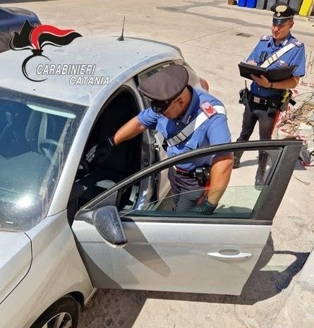 Paternó, getta la droga dal finestrino dell’auto: ai domiciliari pusher 49enne