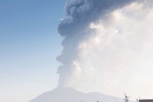 Etna, s’intensifica l’attività al cratere Voragine: caduta di cenere su Zafferana, Giarre, Pedara e Santa Venerina