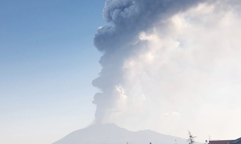 Etna, s’intensifica l’attività al cratere Voragine: caduta di cenere su Zafferana, Giarre, Pedara e Santa Venerina