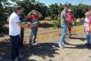 Catania, kit contro i colpi di calore a operai azienda agricola: borraccia termica e cappello a tesa larga