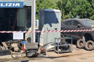 Giarre, 45enne riciclava parti di auto rubate in un’officina abusiva: denunciato