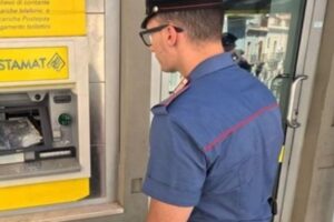 Bronte, 23enne prende a martellate il Bancomat della Posta in via Umberto: denunciato