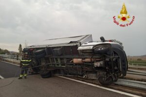 Camion si ribalta sulla A19 e resta in bilico sul cavalcavia: tra Gerbini e Catenanuova