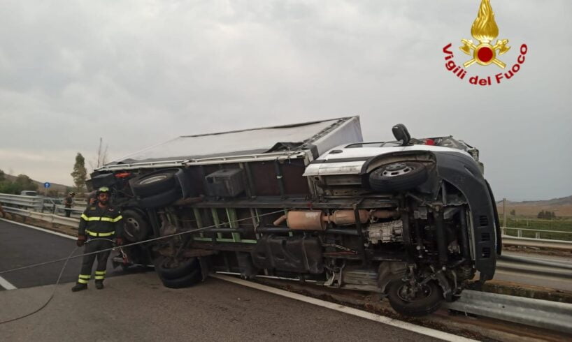 Camion si ribalta sulla A19 e resta in bilico sul cavalcavia: tra Gerbini e Catenanuova