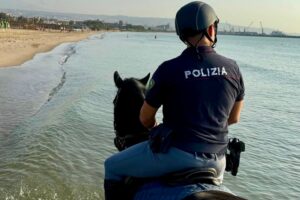 Catania, in spiaggia e al Boschetto della Playa controlli della squadra a cavallo della Polizia