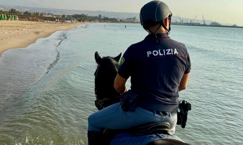 Catania, in spiaggia e al Boschetto della Playa controlli della squadra a cavallo della Polizia