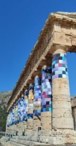 A Segesta l’arte contemporanea: il Tempio dorico si trasforma in un enorme telaio
