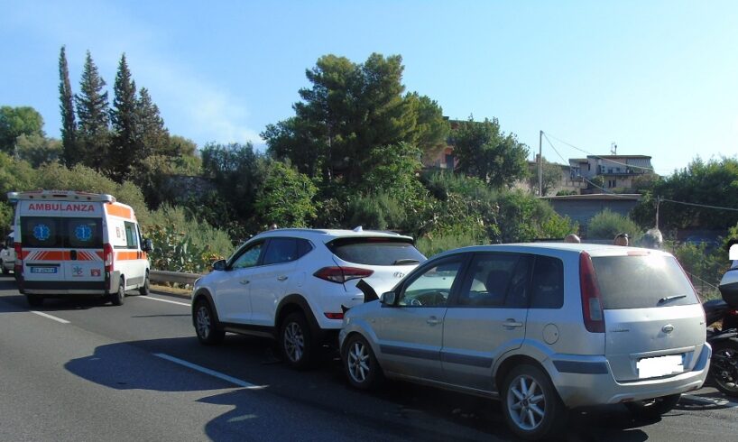 Paternò: SS 284, due auto coinvolte in un incidente in contrada Scalilli. Due feriti tra cui una donna in gravidanza