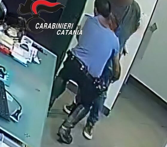 Paternò, cliente della farmacia neutralizza il rapinatore armato di coltello: arrestato il malvivente