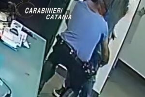 Paternò, cliente della farmacia neutralizza il rapinatore armato di coltello: arrestato il malvivente