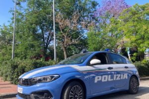 Catania, 28enne con manganello telecospico e taglierino in auto: denunciato