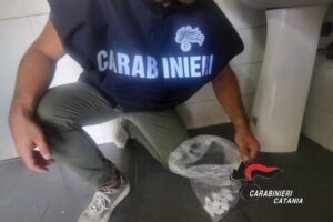 Catania, consegnava cocaina a domicilio con lo scooter: la moglie la custodiva in casa. Arrestati