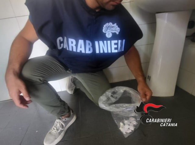 Catania, consegnava cocaina a domicilio con lo scooter: la moglie la custodiva in casa. Arrestati